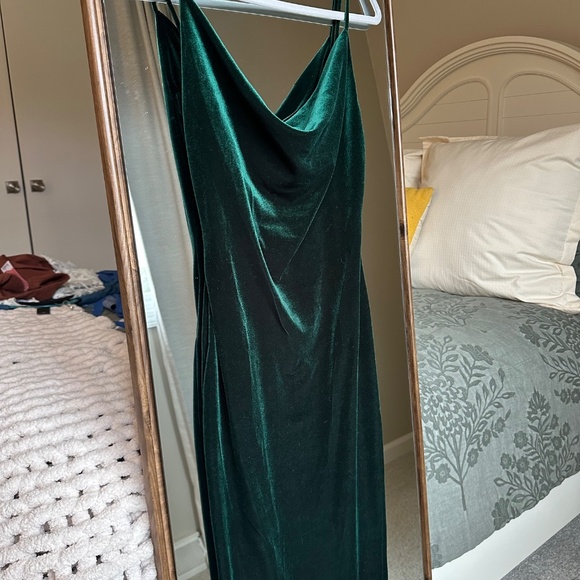 Lulus Dark Green Velvet Dress - Size M - NEW WITH TAGS - Picture 2 of 4